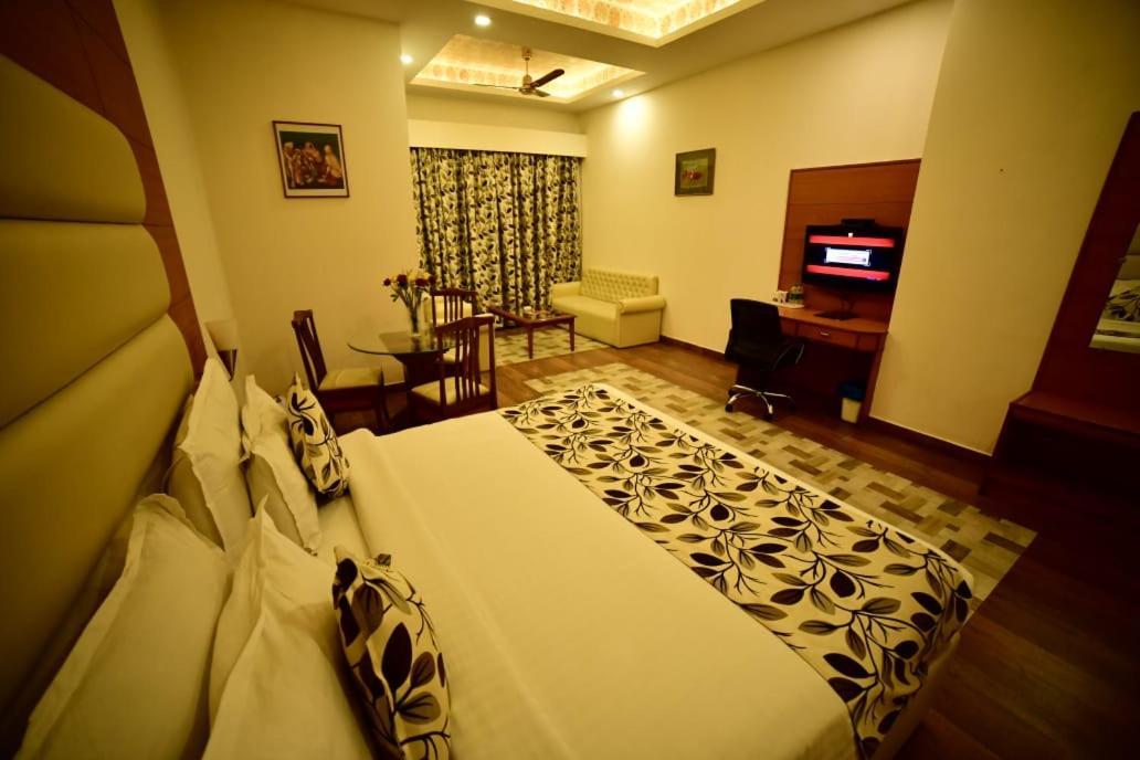 Grand Continental Hotel Prayagraj Ngoại thất bức ảnh